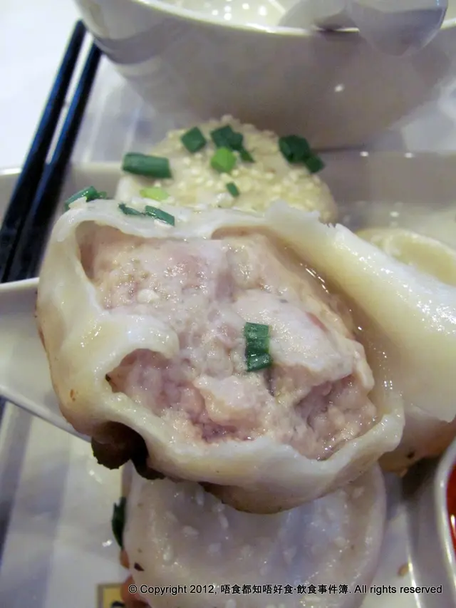 包餡湯汁味道就來得清秀，豬肉球質地還算軟嫩