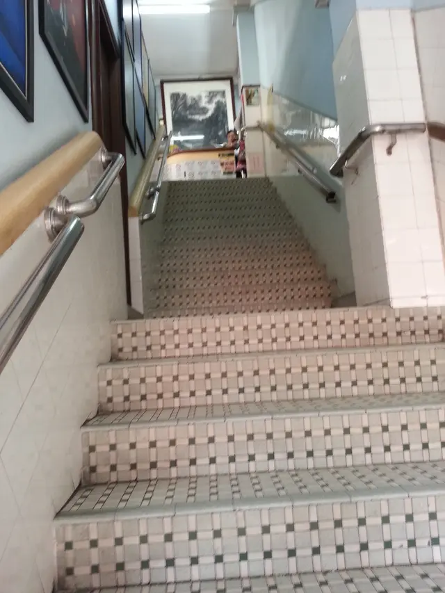 沿著樓梯都可以欣賞各式的大畫,地上鋪的都是懷舊紙皮石