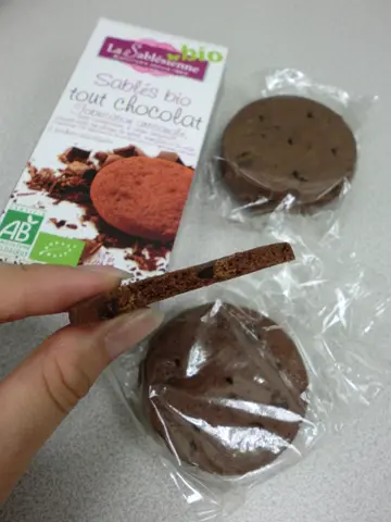 曲奇餅身薄而硬脆！