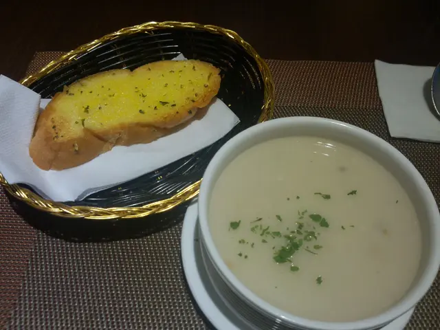 忌廉湯配蒜蓉包