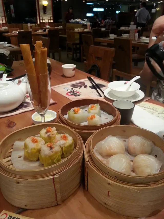 功夫尖蝦餃皇、蟹子香菇燒賣皇、蒜香鮮蝦長春卷、翡翠帶子鳳眼餃