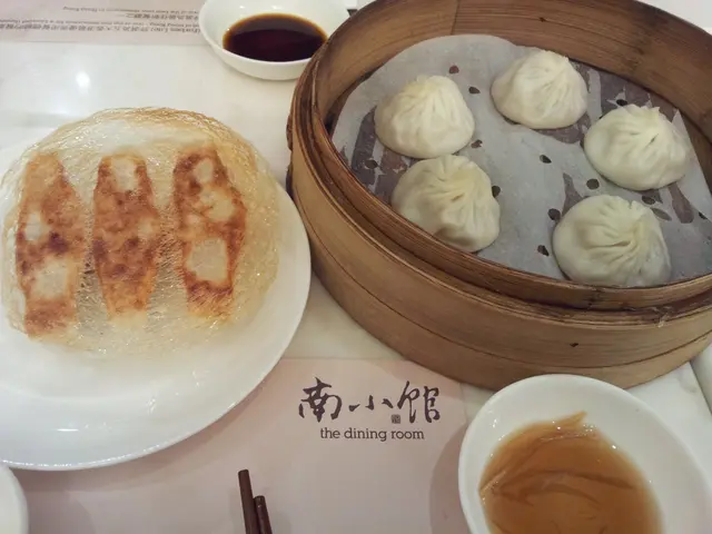 小籠包 $38 (五隻) 鍋貼 $36 (三隻)