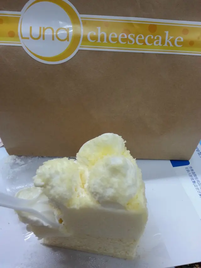 件裝cake 上面擠有 cream.