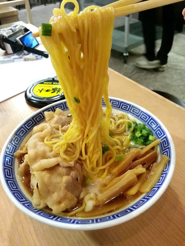 麵汁更是吸收了香滑的蛋汁及醬油湯底，真是美味