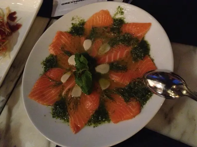 鮮三文魚配以酸辣汁, 非常開胃的前菜