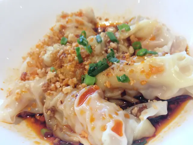 蝦肉紅油炒手