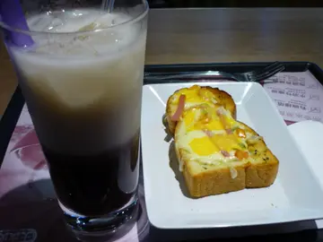 下午茶餐—三重芝士火腿厚多士配紅豆冰