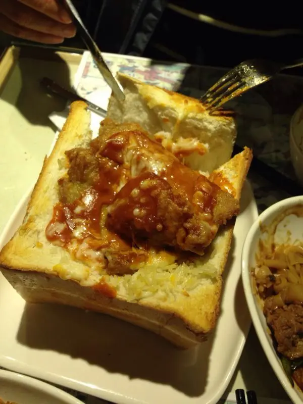 磚頭焗豬扒飯好多人覺得食唔飽，事實上除左中間既飯之外，外面果舊「磚頭」都可以食，食埋等同你食左３塊方包咁多，加埋Ｄ豬扒咁，事實上一般人都會有八成飽了。