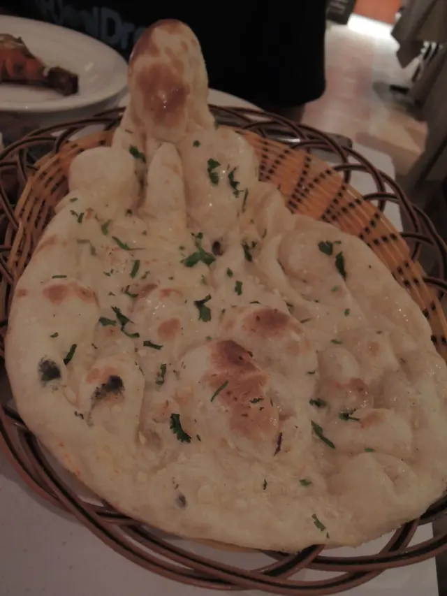 Garlic Nan蒜茸烤餅