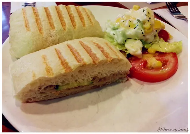 烘吞拿魚芝士扁三文治