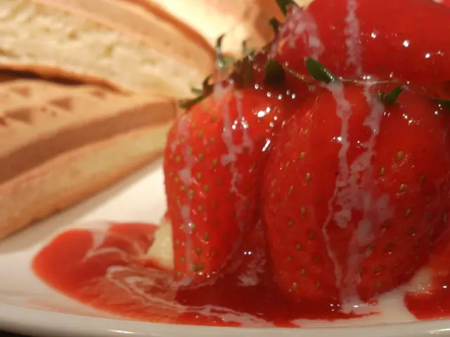 配士多啤梨醬同雪糕(入面大大粒士多啤梨,女仔應該會''心心眼''啦)