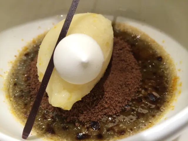黑芝麻法式焦糖燉蛋上面灑上朱古力餅碎再配上韓國柚子雪芭