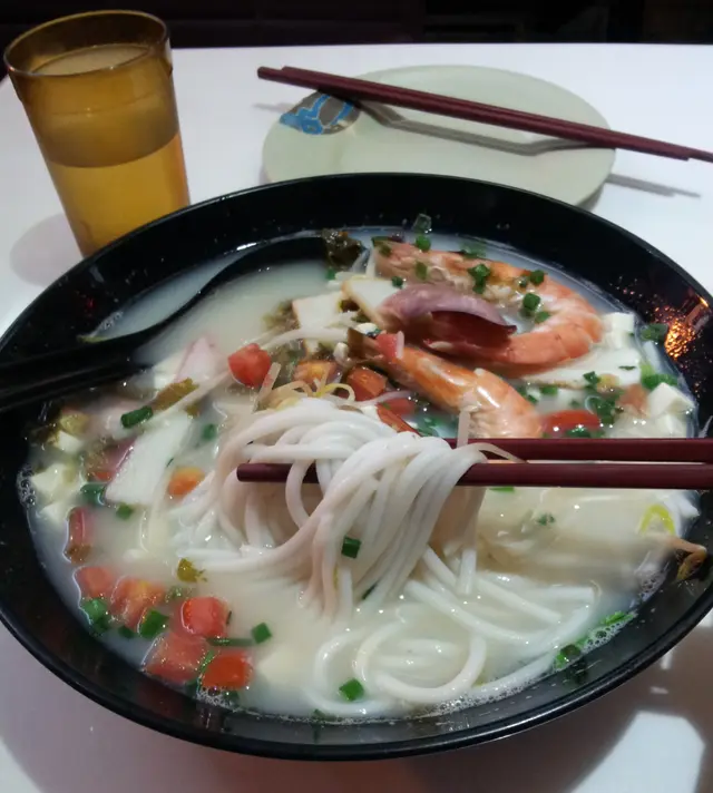 湯底色清但味濃,超好味。