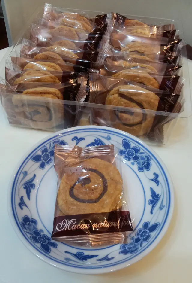 每一小包內有兩塊 size 相同的南乳味餅乾