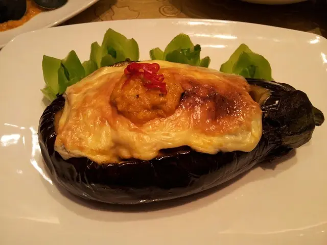 做出一個西餐樣子,除了好看,很好食,好厚蟹粉加上芝士,溶入茄子,茄子原本好清淡,加上去後茄子成了主角,不可以沒有白飯配上