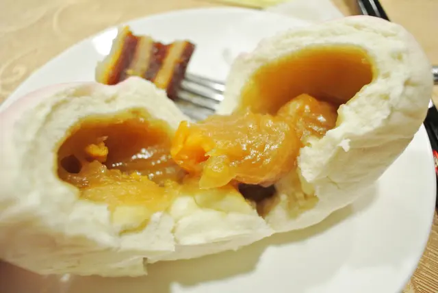 香滑又油潤的香甜蓮蓉夾心實在值得一讚!