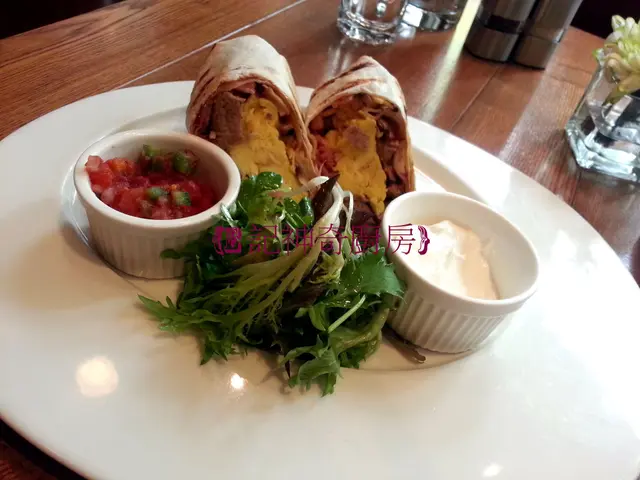 Burrito ($95) ~ 條卷好大件, 但內裡除咗少量香腸粒有味外其餘全部食材加埋都係無味; 而碟邊跟既 sour cream 因只有忌廉香所以係味道方面起唔到咩作用. 唯一可取係超熱辣辣上枱自動加 50 分, 不過個人覺得就係得依 50 分