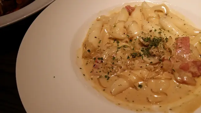 school food 的卡邦尼年糕不會漏亦不會濟，2 者配合出奇的perfect