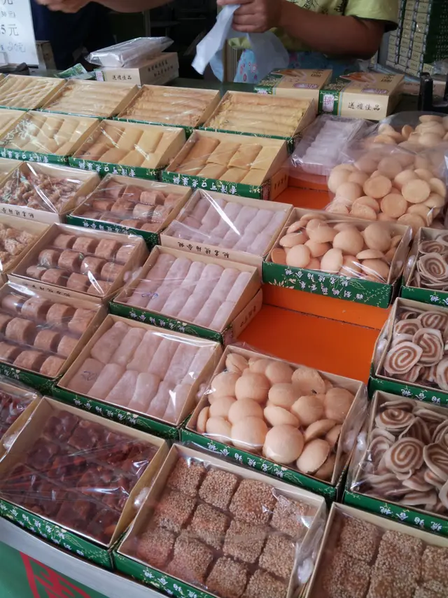 盒裝餅食及糖果種類多元化,咸甜皆有。
