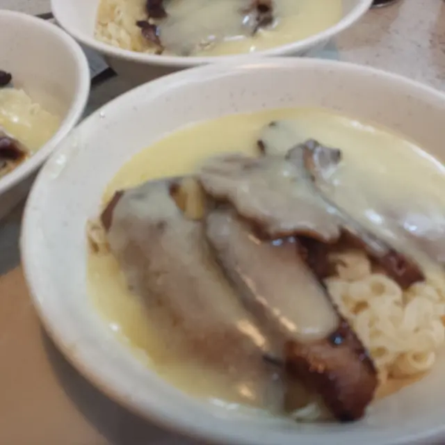 豬頸肉芝士撈公仔面