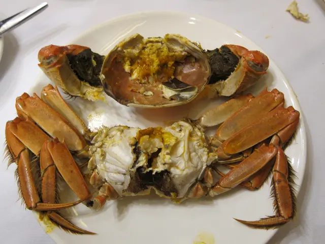 服務員拆蟹後