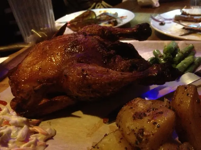 廚師指出烤雞細細隻的原因，是保持食物質量…當我拆件時，確實如他所說：皮脆肉鬆軟！