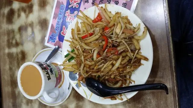 XO醬海鮮炒銀針粉 熱奶茶