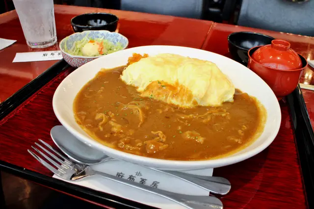咖喱牛肉蛋包飯定食(包飲品）