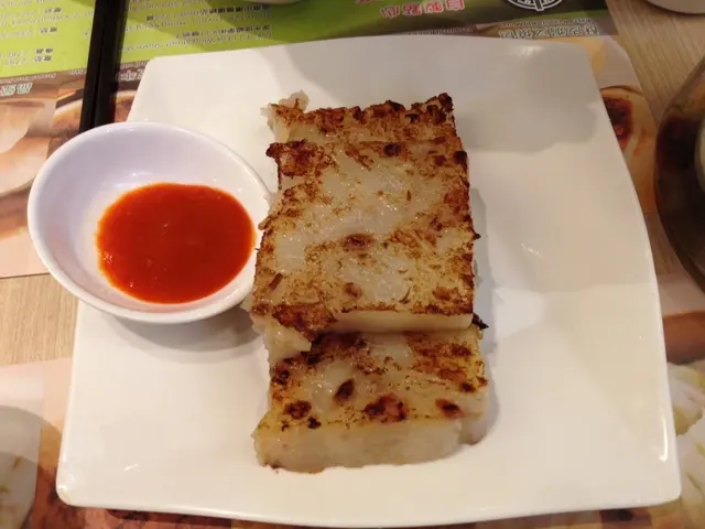 好香既臘腸味,而且蘿蔔糕軟硬度岩岩好,最可惜係冇甜醬提供