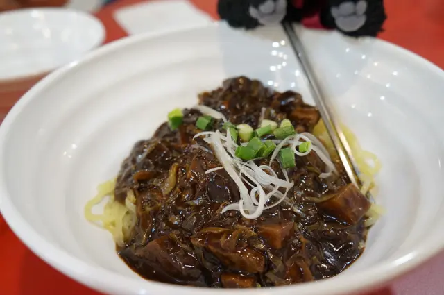 ‘黑蒜炸醬麵’