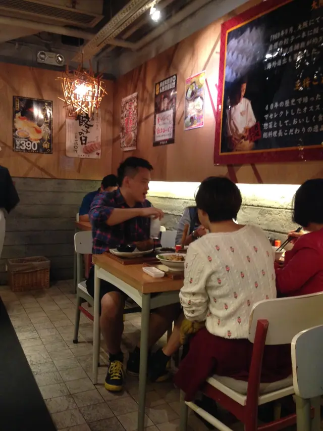 裝潢走日式小店風格，坐滿人後氣氛熱鬧