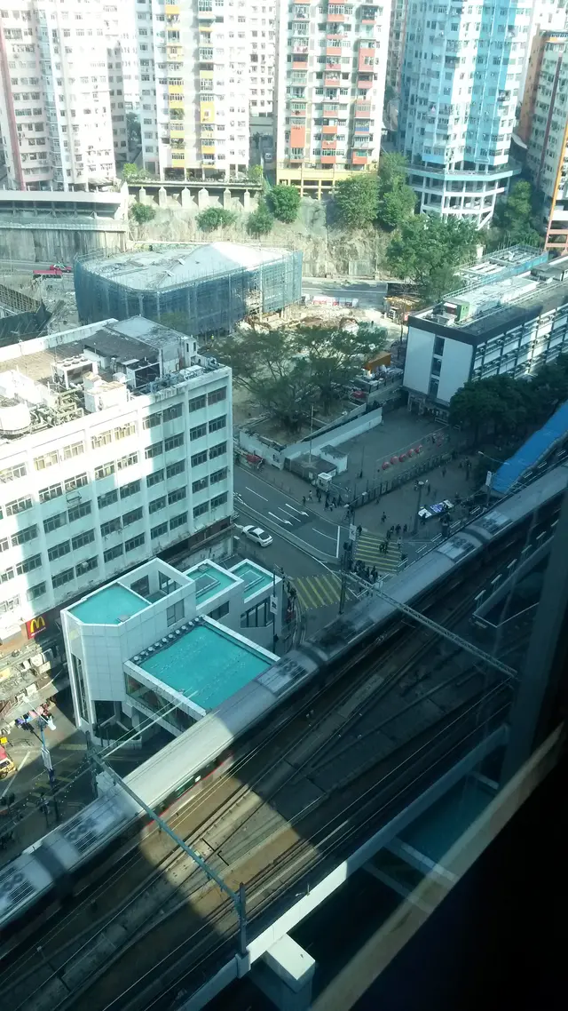觀塘地鐵站及已被清拆的舊政府合署，剩下那大樹不知會否被移走或拔掉?:(