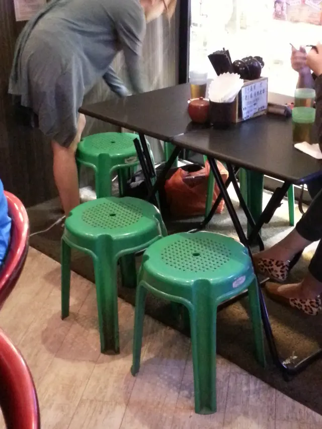 見到呢張膠凳,其實不太想入!