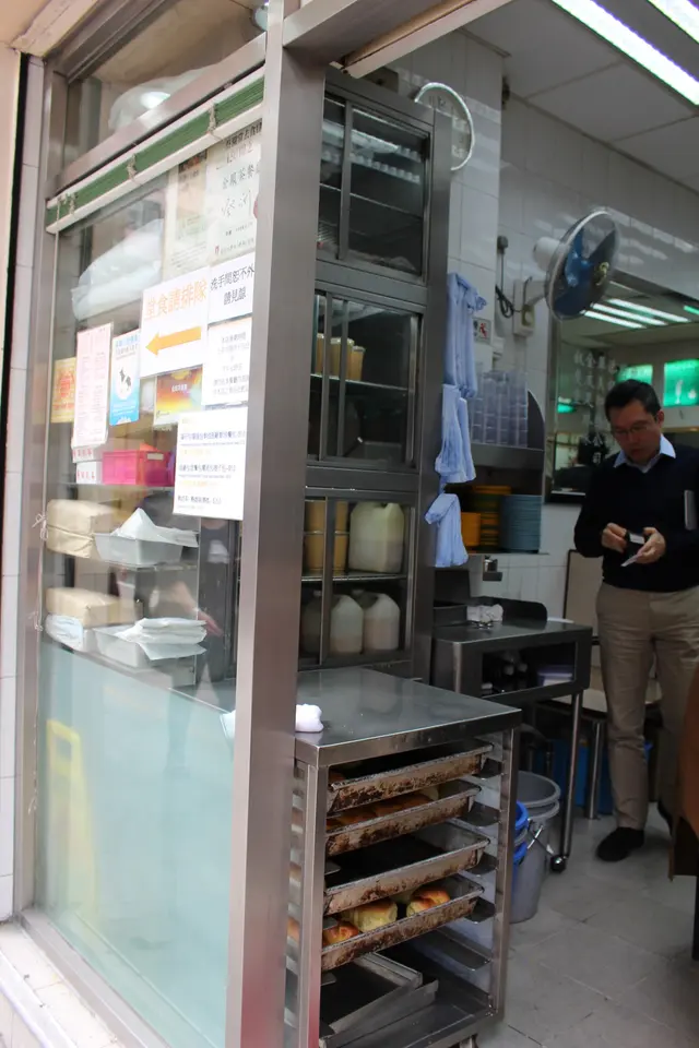 熱辣辣嘅蛋糕放係門口