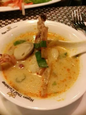 一小鍋冬陰功，岩岩好分到兩小碗，好足料，又夠味，不算太辣
