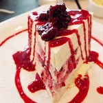 野莓汁淋在雪白的千層蛋糕上，配以旁邊均勻灑上的糖霜作點綴，可見其餐廳的心思