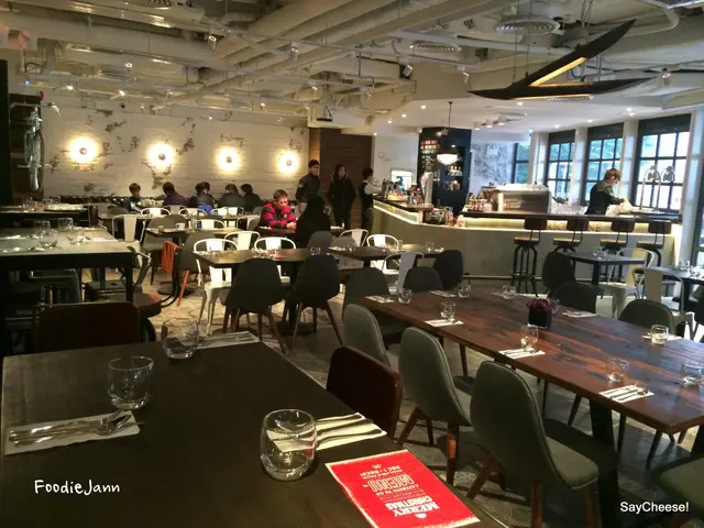 喜歡店內厚木檯,皮革餐牌和 rustic 設計