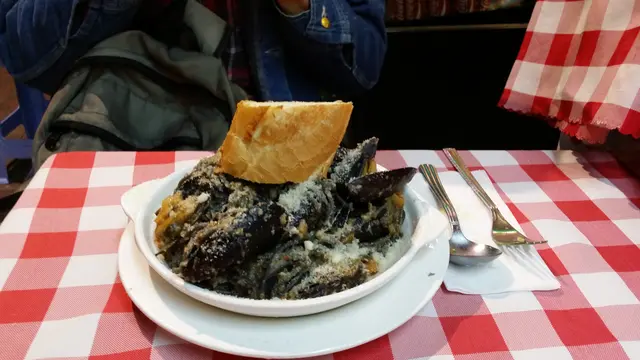 芝士蒜泥焗藍青口墨魚汁麵