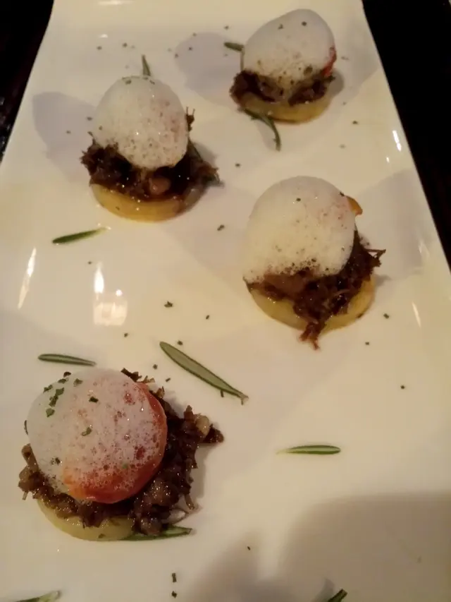 前菜和牛面豬，肉質鮮嫩，帶香草味，底是薯仔片，很好的配搭