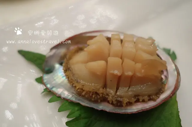 鮑魚由白鹵水鹵泡而成，相當清雅，切花後更為入味。