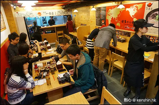 以拉麵店來說算寬敞