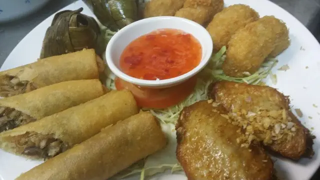 份量比想像中大，最喜歡炸蝦餅，配上秘製泰式辣醬，讚!