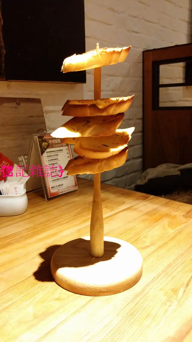 蒜蓉法包 ($30) - 叫這個也是要襯個咖哩吃, 但甚麼也沒來而這個卻是第一樣到