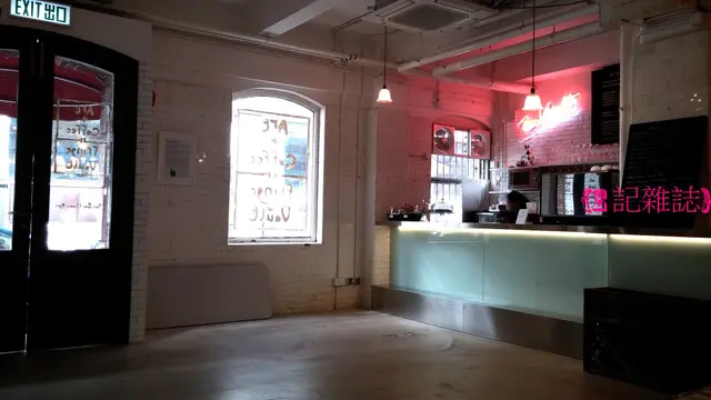 之前窗邊有一套梳化與枱, 不過這次來卻搬開了