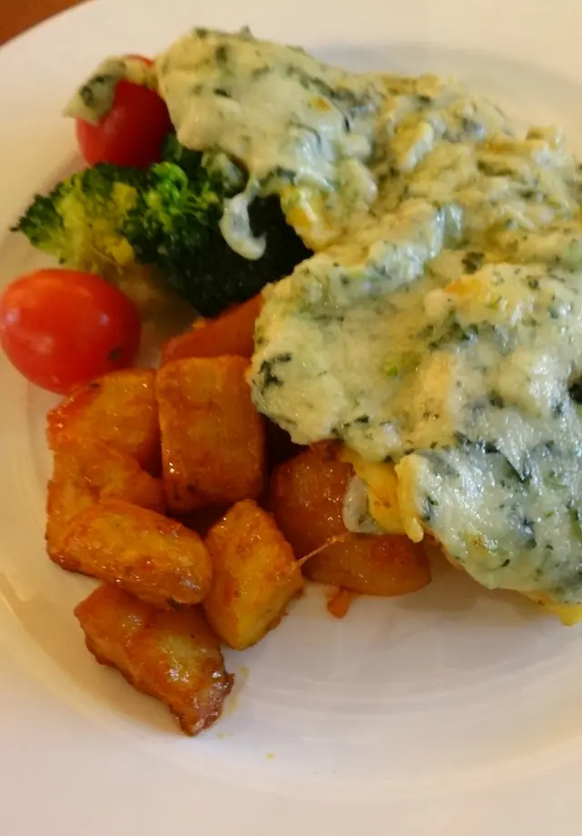 薯仔粒本身已加入茄汁烹調，就算不加茄汁已夠酸香惹味！