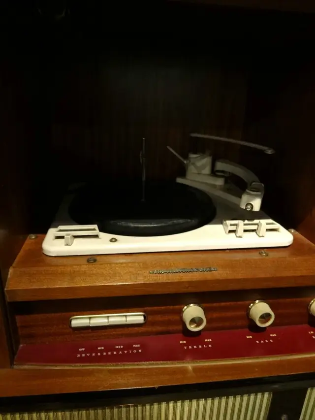 古董黑膠唱片機！