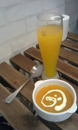 橙汁（唔係沖既，餐加5蚊一大杯勁低飲！），南瓜湯都唔錯