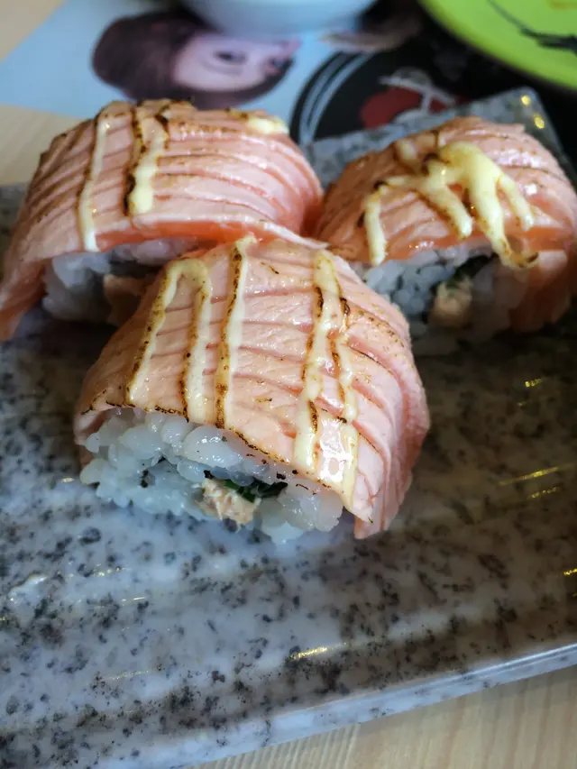 火炙三文魚卷物