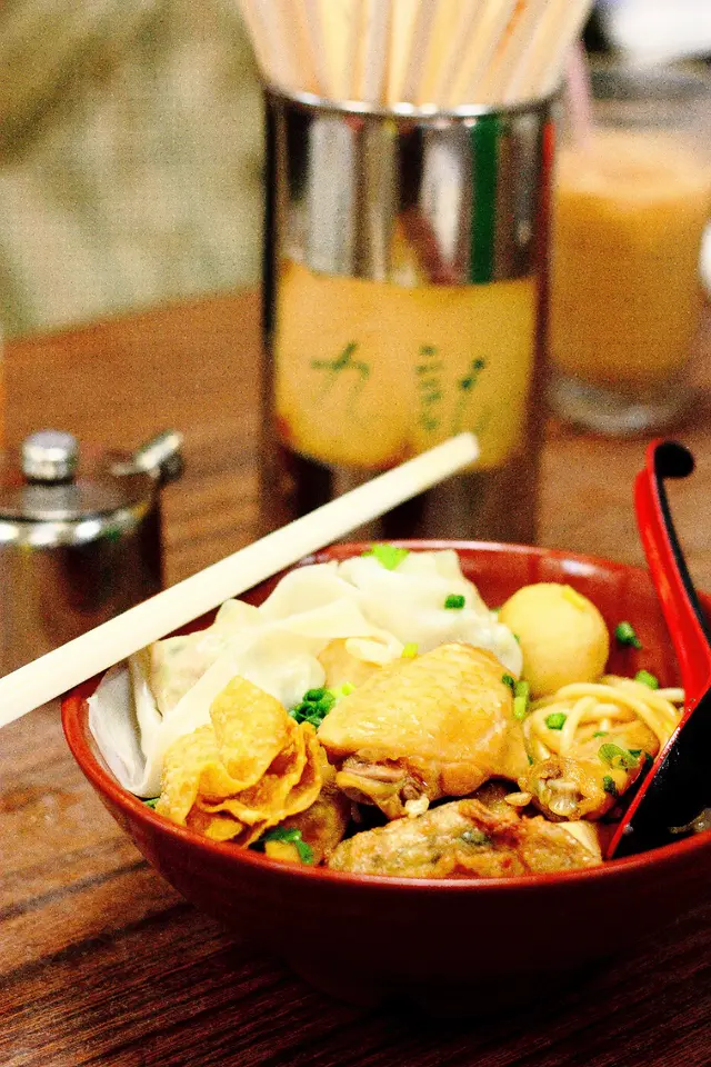 撈麵跟湯麵同價；粗麵麵質雖不算出眾，但繞上醬油、麻油和腩汁後，頓時香氣撲面