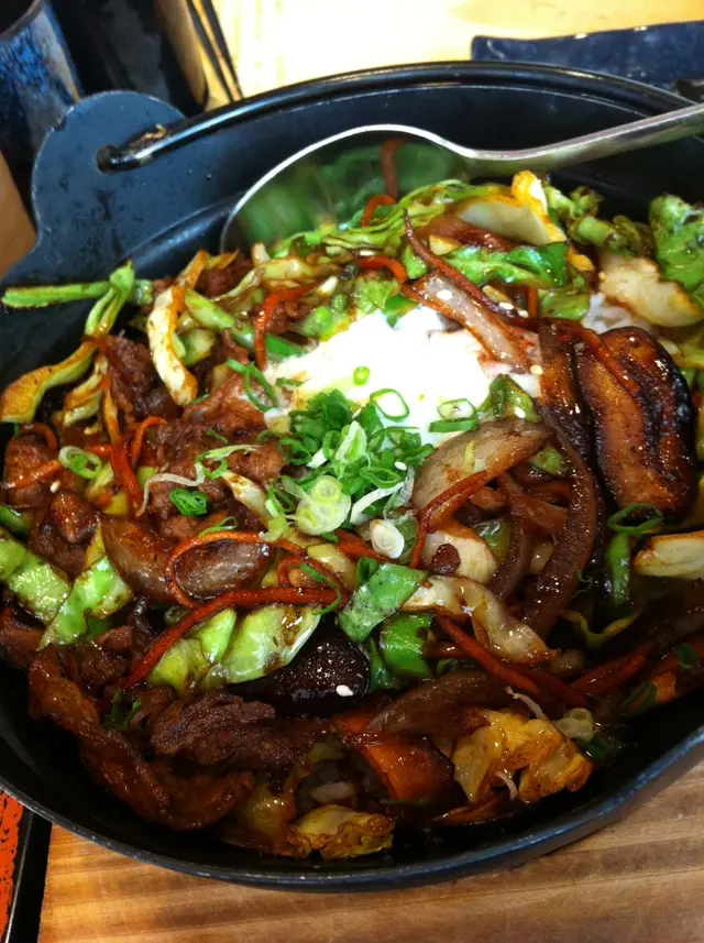 熱騰騰 , 香噴噴 , 牛肉非常嫩口 , 份量十足 , 溫泉蛋撈埋啲飯同牛肉汁十分夾 , 超值 ! 抵讚!